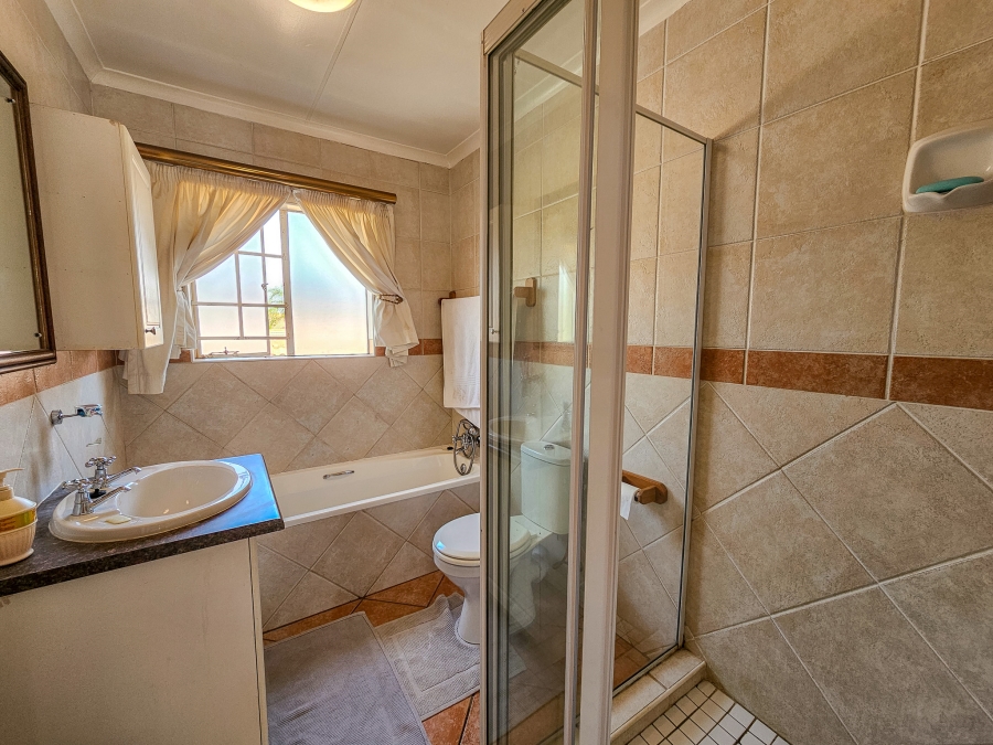 3 Bedroom Property for Sale in Die Hoewes Gauteng