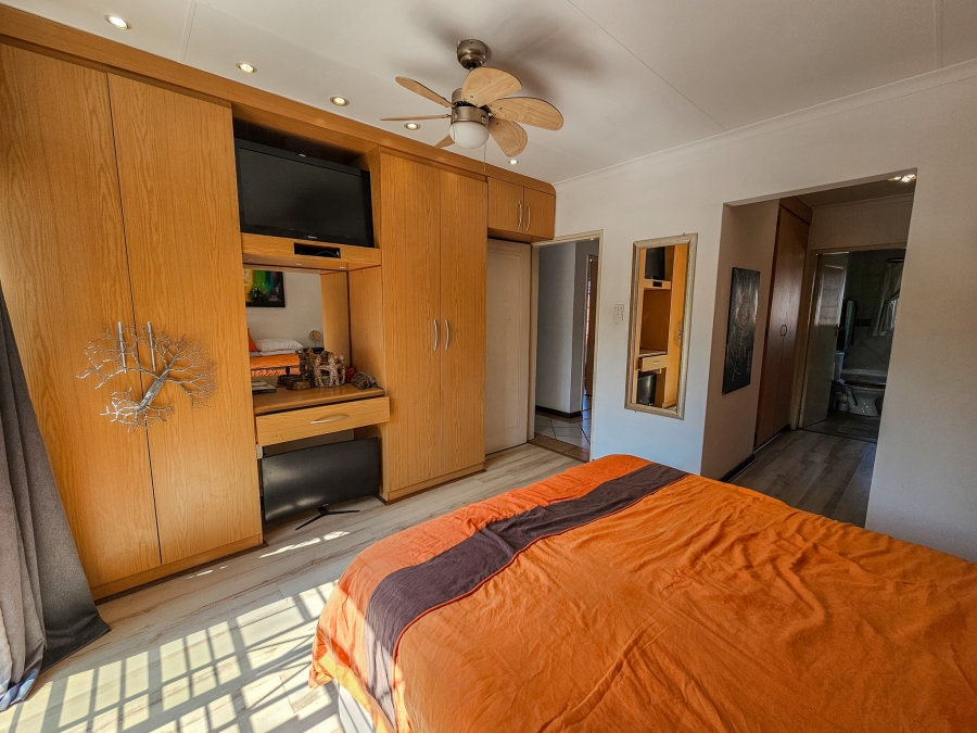 3 Bedroom Property for Sale in Die Hoewes Gauteng