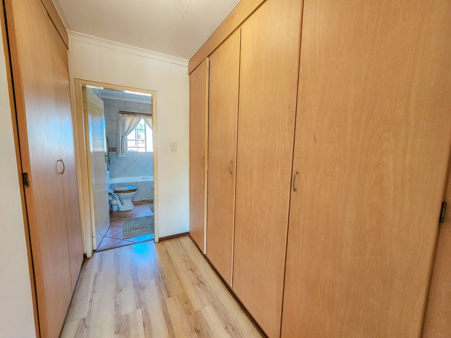 3 Bedroom Property for Sale in Die Hoewes Gauteng