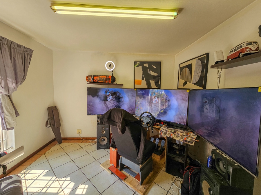 3 Bedroom Property for Sale in Die Hoewes Gauteng