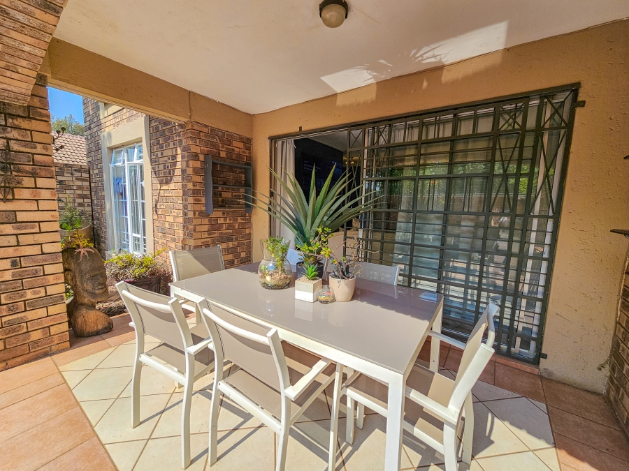 3 Bedroom Property for Sale in Die Hoewes Gauteng