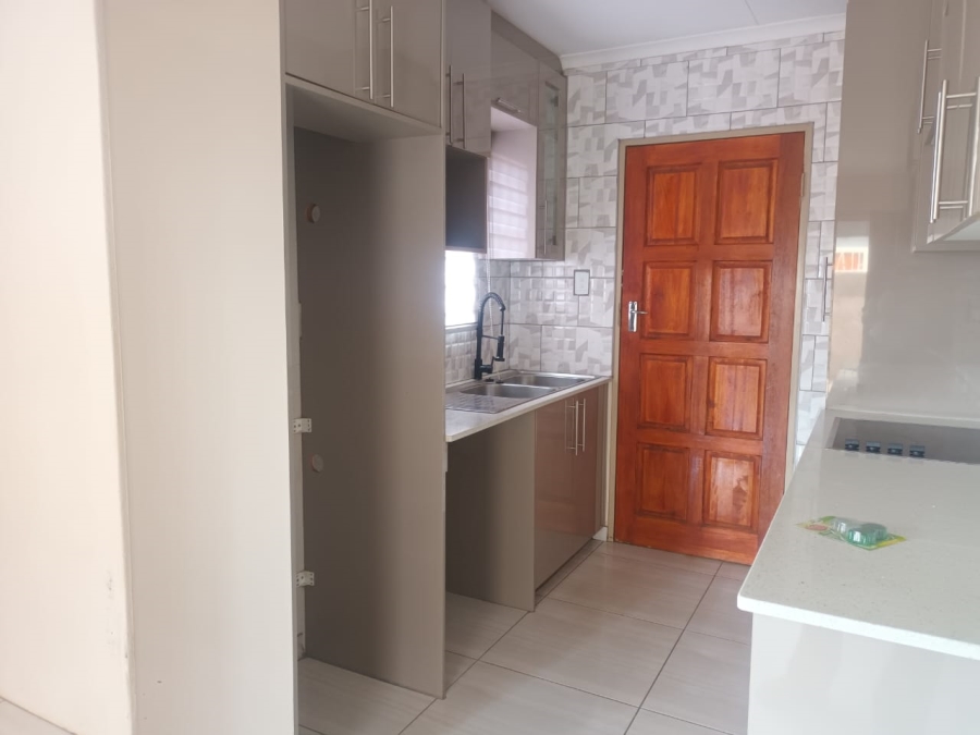 3 Bedroom Property for Sale in Rosslyn Gauteng