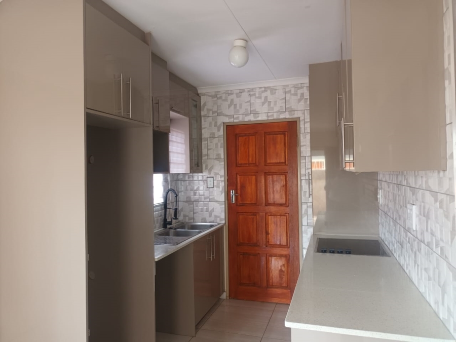 3 Bedroom Property for Sale in Rosslyn Gauteng
