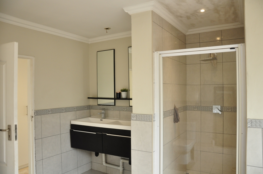 5 Bedroom Property for Sale in Beverley Gauteng