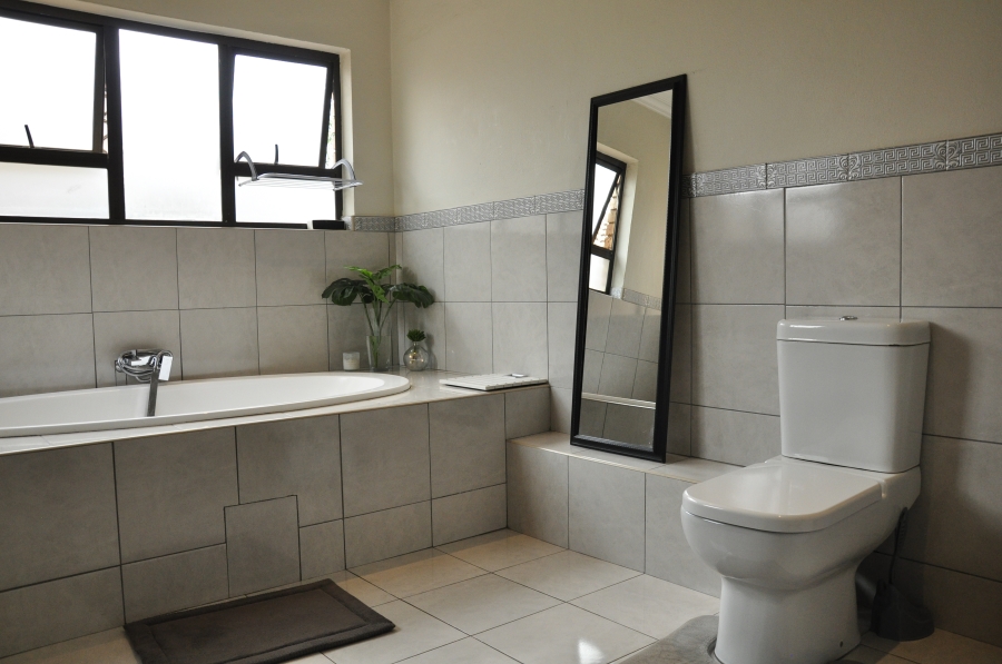 5 Bedroom Property for Sale in Beverley Gauteng