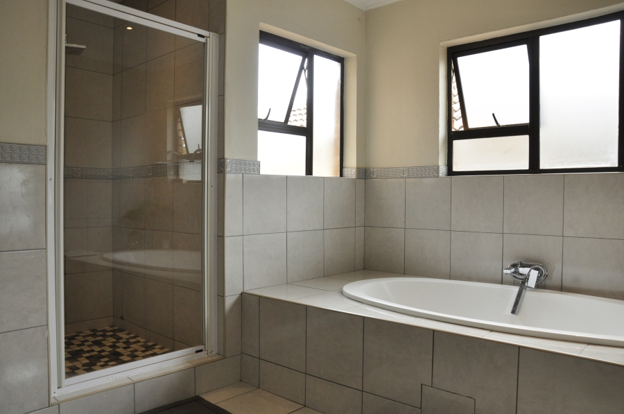 5 Bedroom Property for Sale in Beverley Gauteng