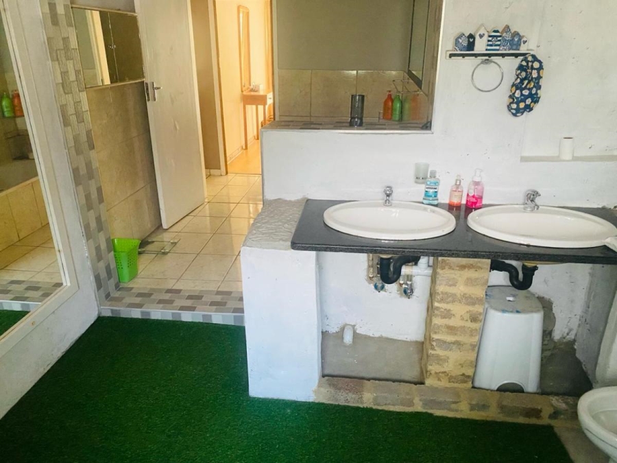 5 Bedroom Property for Sale in Three Rivers Gauteng