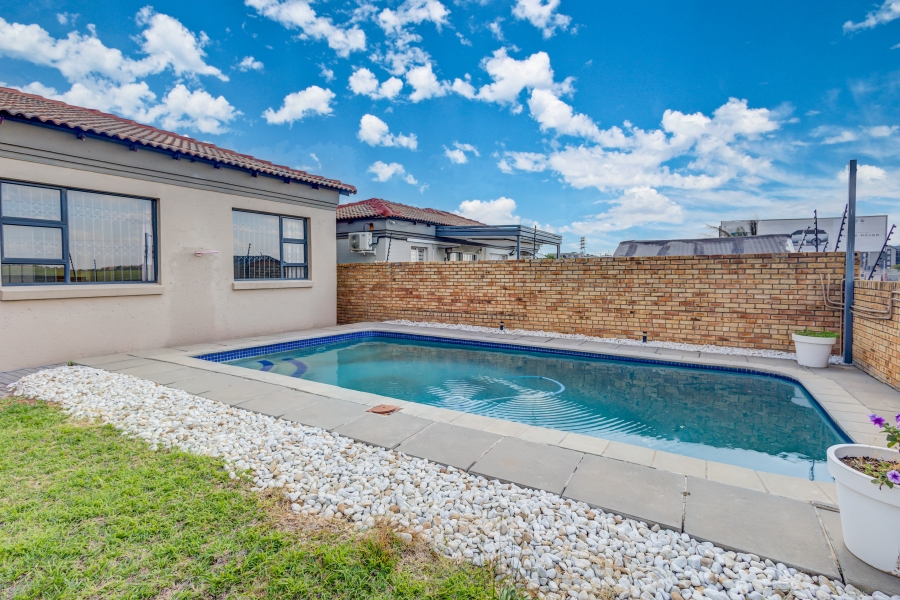 3 Bedroom Property for Sale in Noordwyk Gauteng