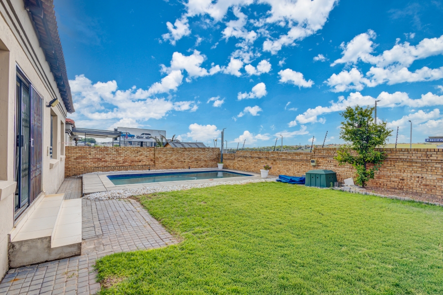 3 Bedroom Property for Sale in Noordwyk Gauteng