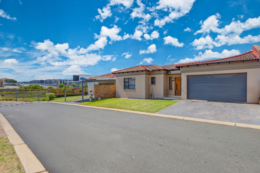 3 Bedroom Property for Sale in Noordwyk Gauteng