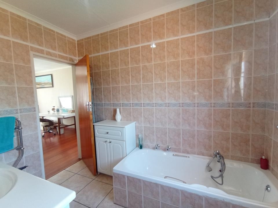 4 Bedroom Property for Sale in Bassonia Gauteng