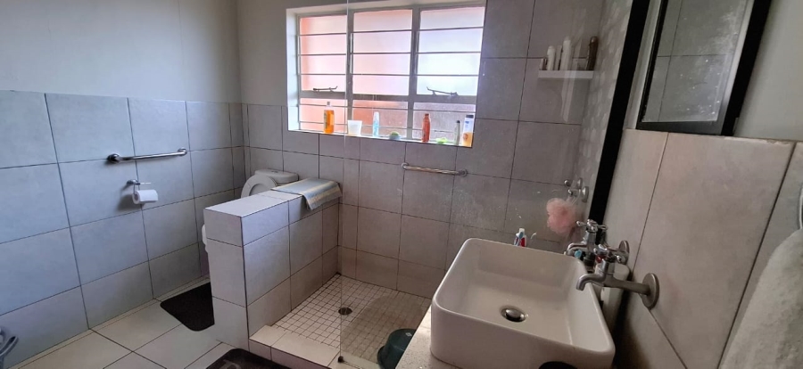 5 Bedroom Property for Sale in Kenmare Gauteng