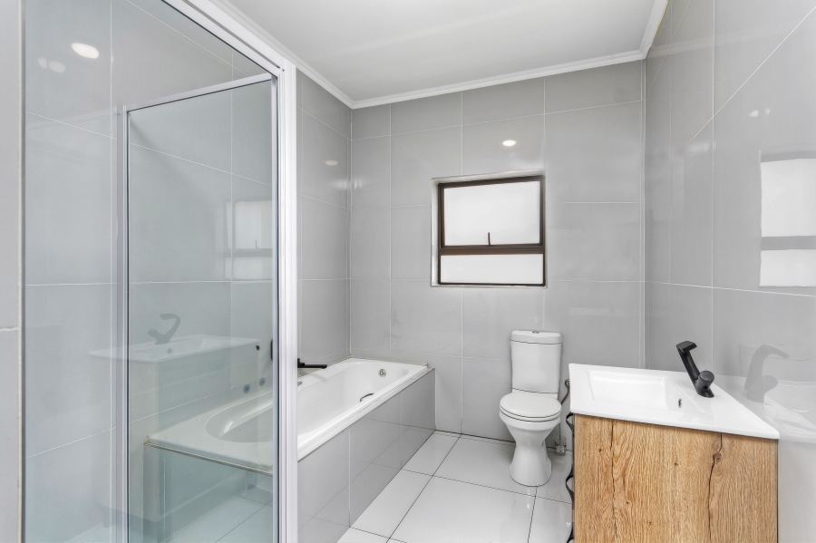 4 Bedroom Property for Sale in Noordwyk Gauteng