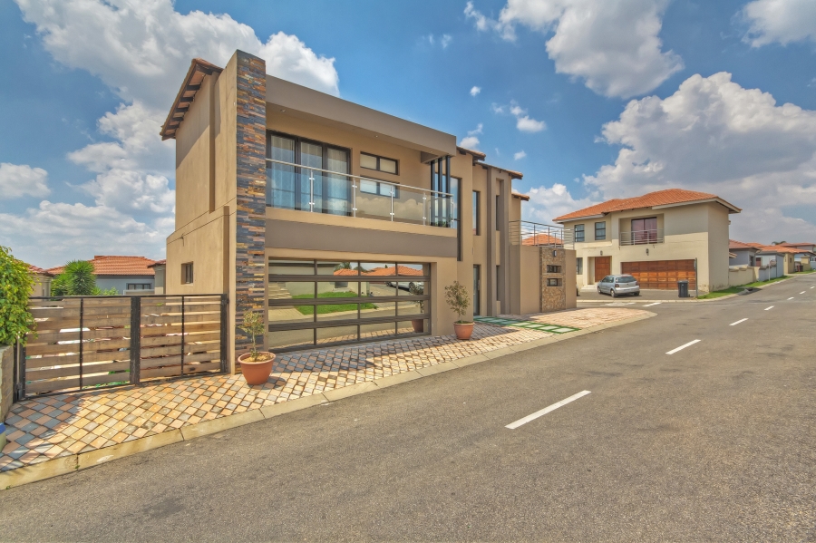 4 Bedroom Property for Sale in Noordwyk Gauteng
