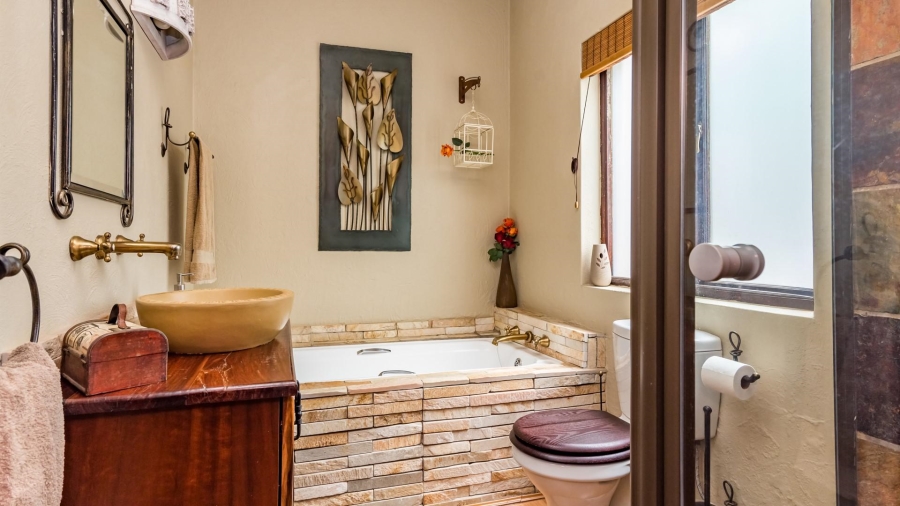 5 Bedroom Property for Sale in Featherbrooke Estate Gauteng