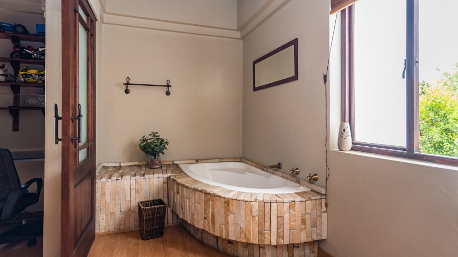 5 Bedroom Property for Sale in Featherbrooke Estate Gauteng