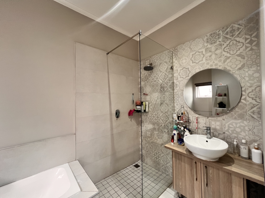 2 Bedroom Property for Sale in Blue Hills Gauteng