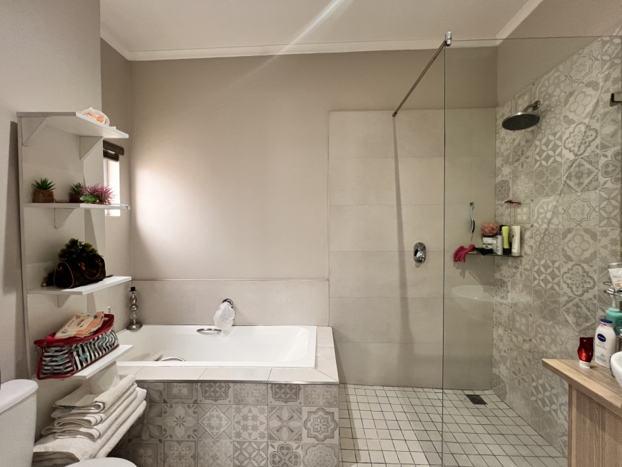 2 Bedroom Property for Sale in Blue Hills Gauteng