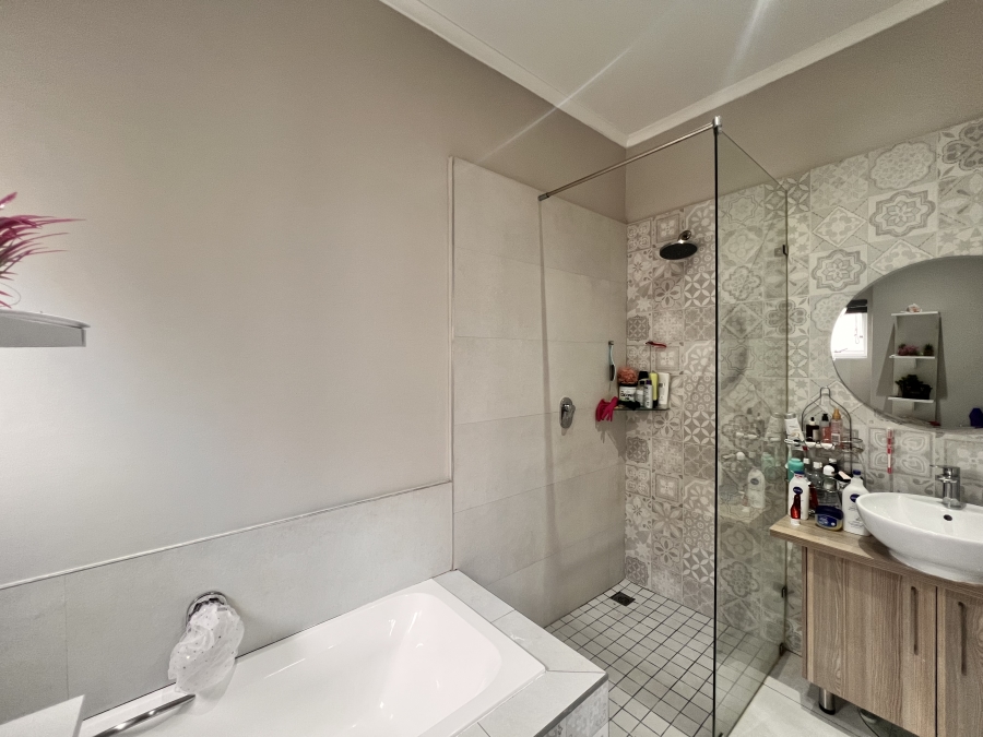 2 Bedroom Property for Sale in Blue Hills Gauteng