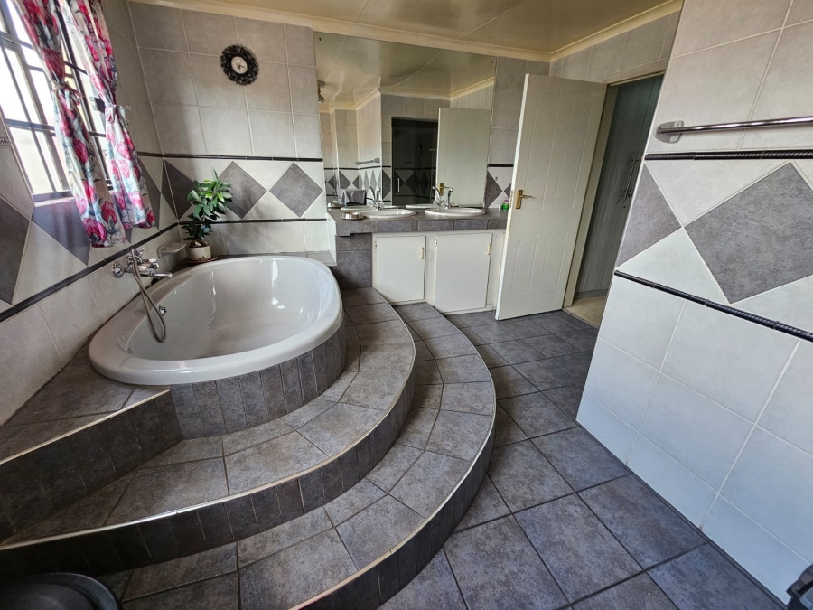 5 Bedroom Property for Sale in Winchester Hills Gauteng