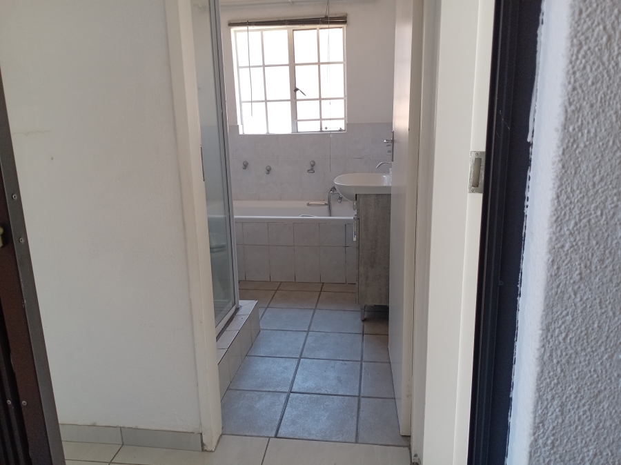 2 Bedroom Property for Sale in Wilgeheuwel Gauteng