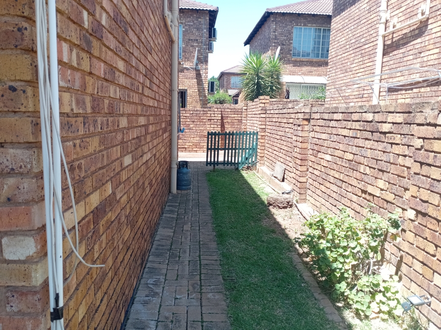 2 Bedroom Property for Sale in Wilgeheuwel Gauteng