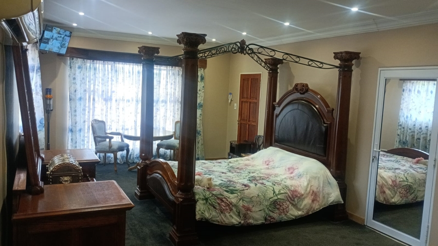 4 Bedroom Property for Sale in Helikonpark Gauteng