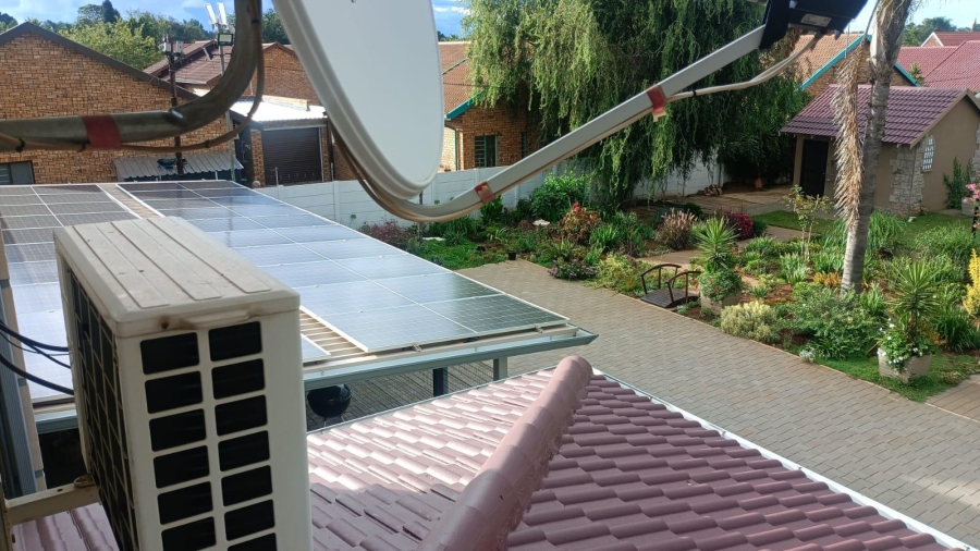 4 Bedroom Property for Sale in Helikonpark Gauteng