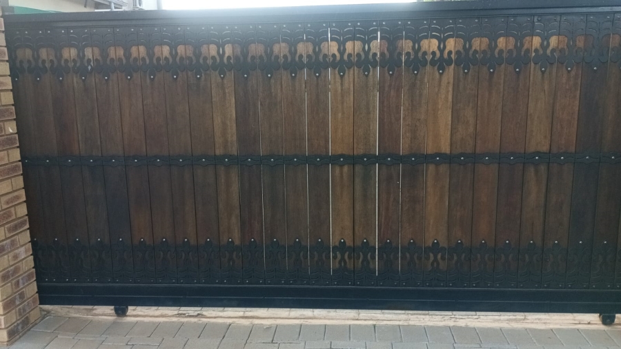 4 Bedroom Property for Sale in Helikonpark Gauteng