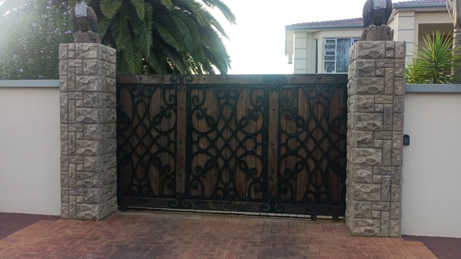 4 Bedroom Property for Sale in Helikonpark Gauteng