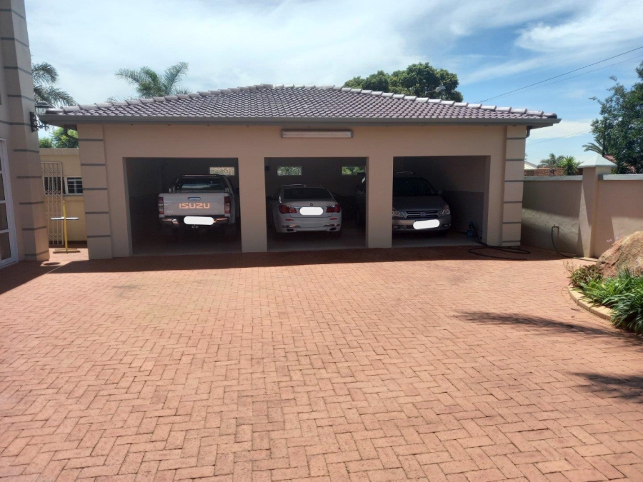 4 Bedroom Property for Sale in Helikonpark Gauteng