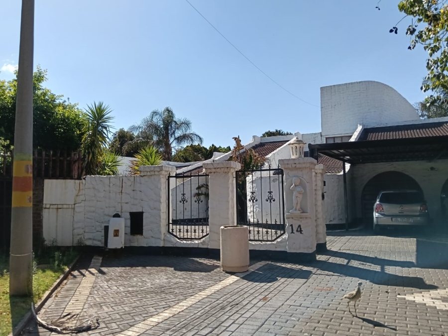 5 Bedroom Property for Sale in Helikonpark Gauteng