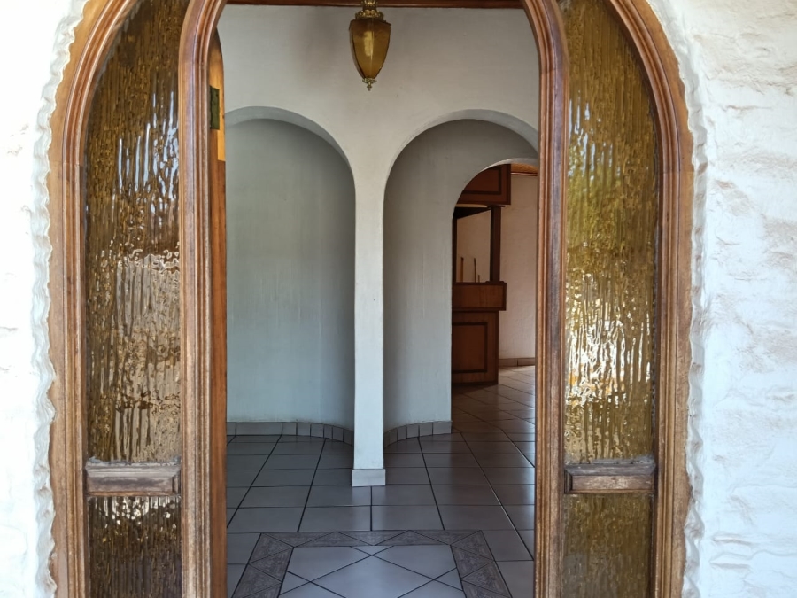 5 Bedroom Property for Sale in Helikonpark Gauteng