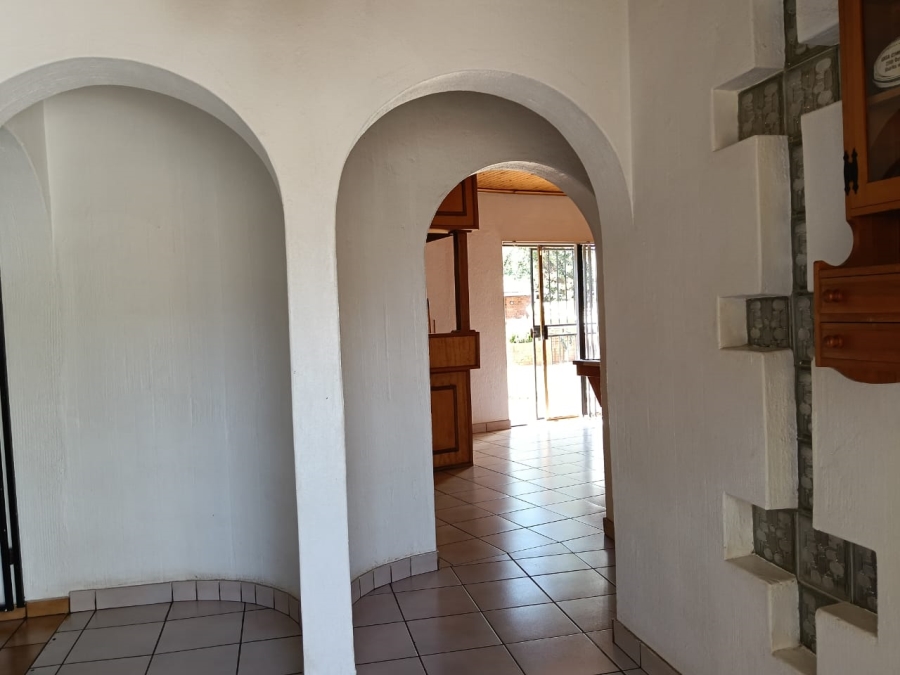 5 Bedroom Property for Sale in Helikonpark Gauteng