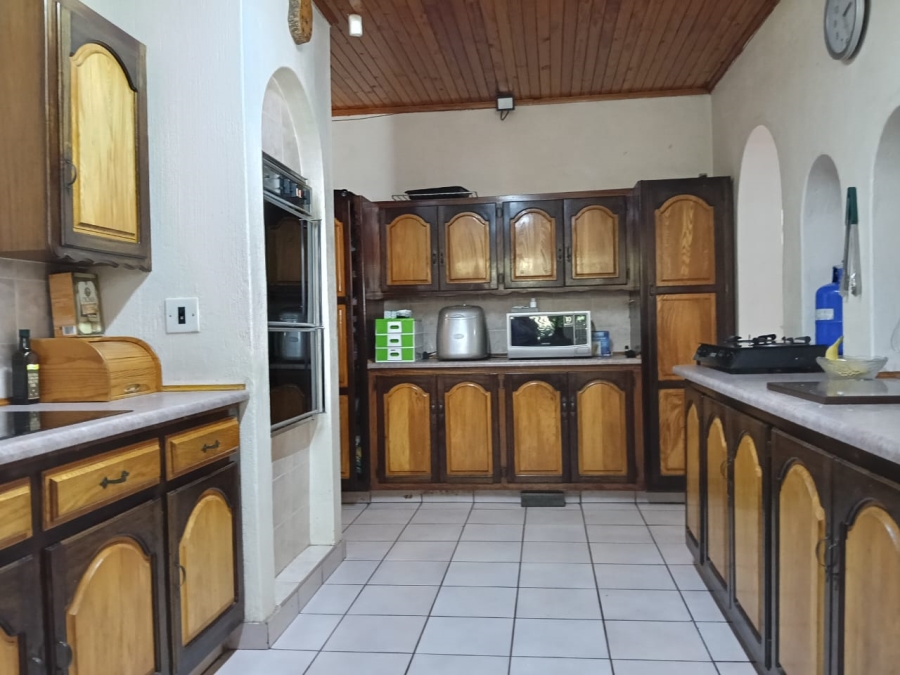 5 Bedroom Property for Sale in Helikonpark Gauteng