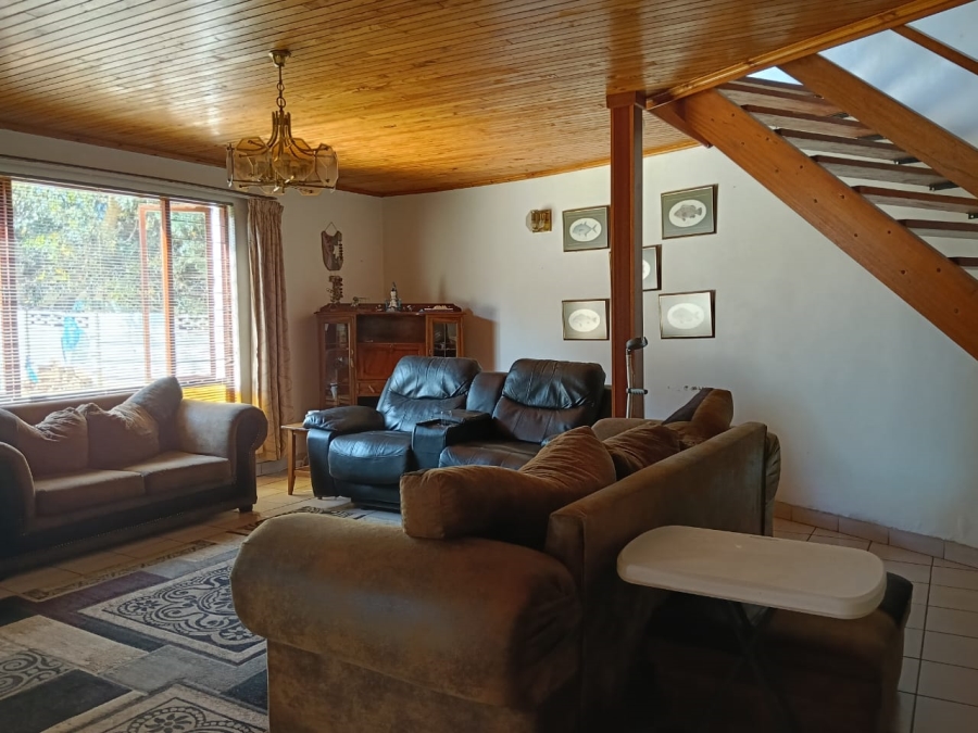 5 Bedroom Property for Sale in Helikonpark Gauteng