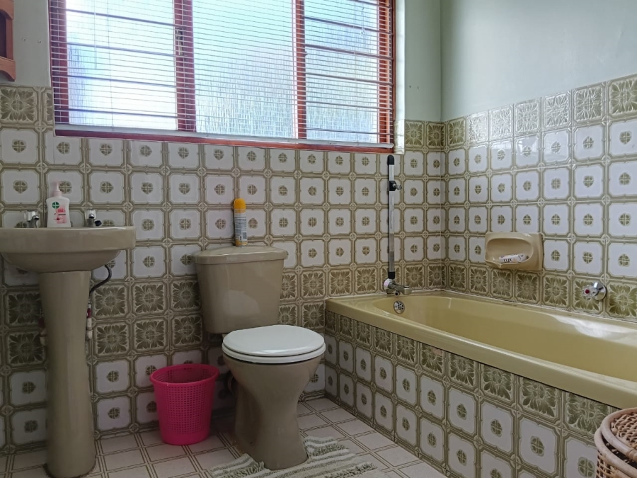 5 Bedroom Property for Sale in Helikonpark Gauteng