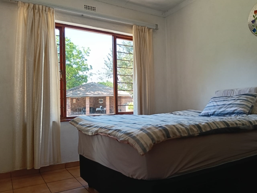 5 Bedroom Property for Sale in Helikonpark Gauteng