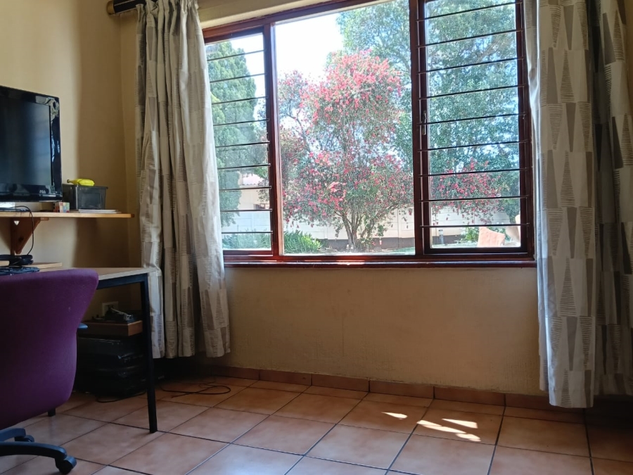 5 Bedroom Property for Sale in Helikonpark Gauteng