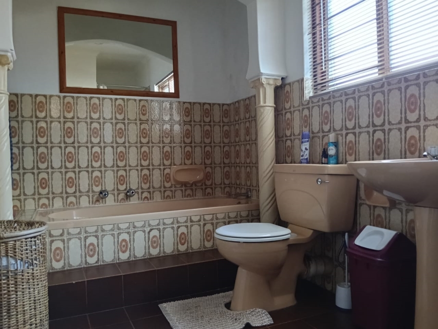 5 Bedroom Property for Sale in Helikonpark Gauteng