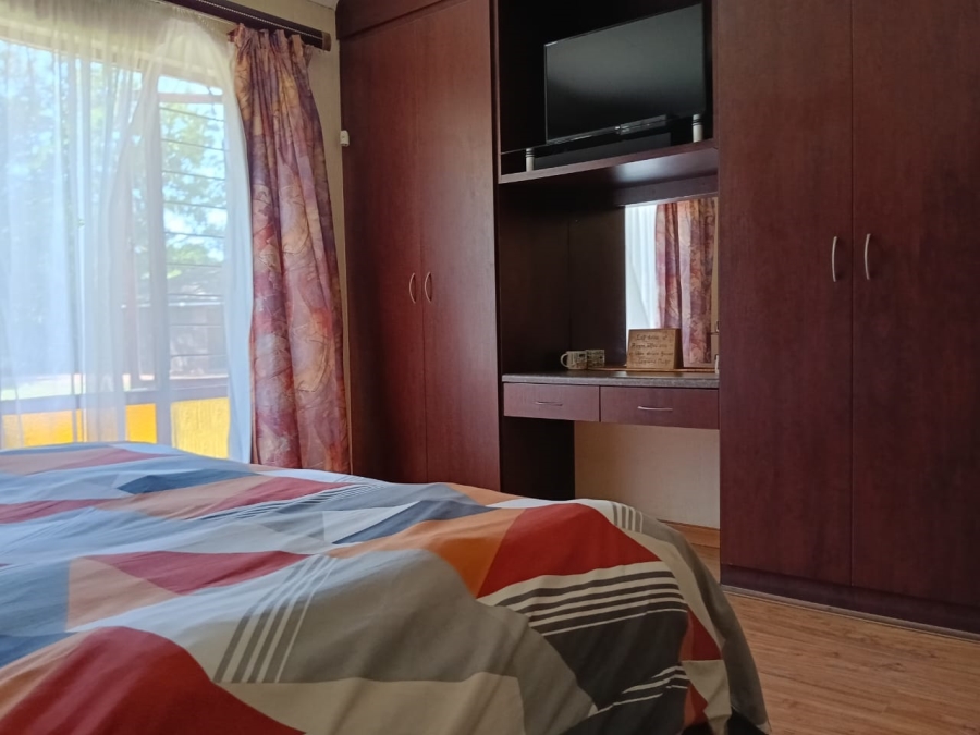 5 Bedroom Property for Sale in Helikonpark Gauteng