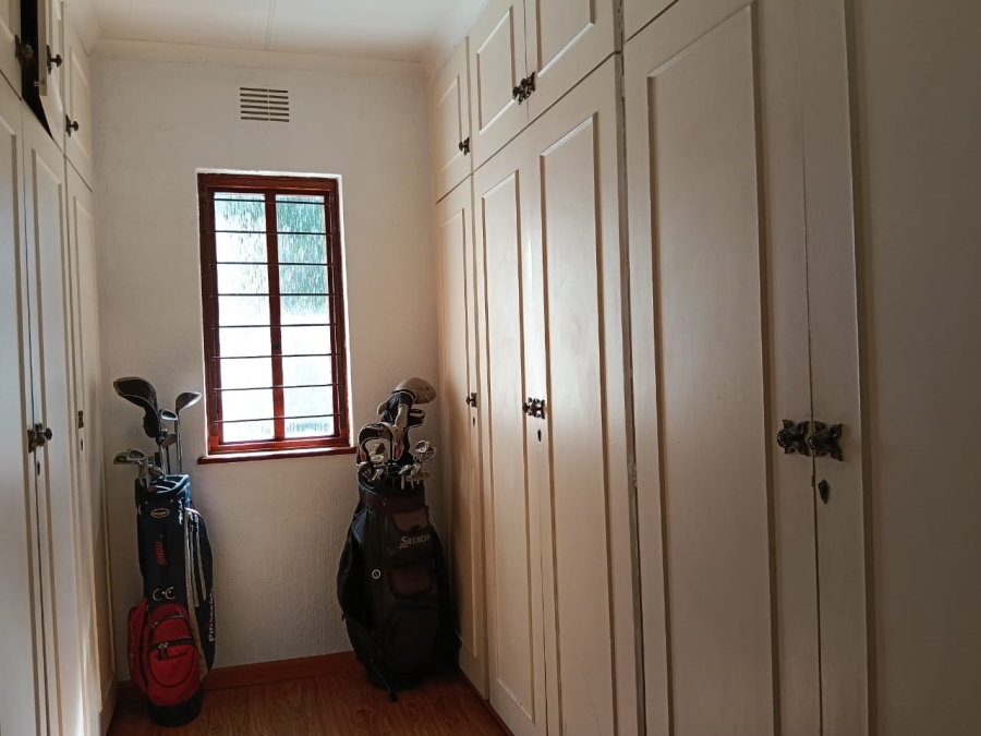 5 Bedroom Property for Sale in Helikonpark Gauteng