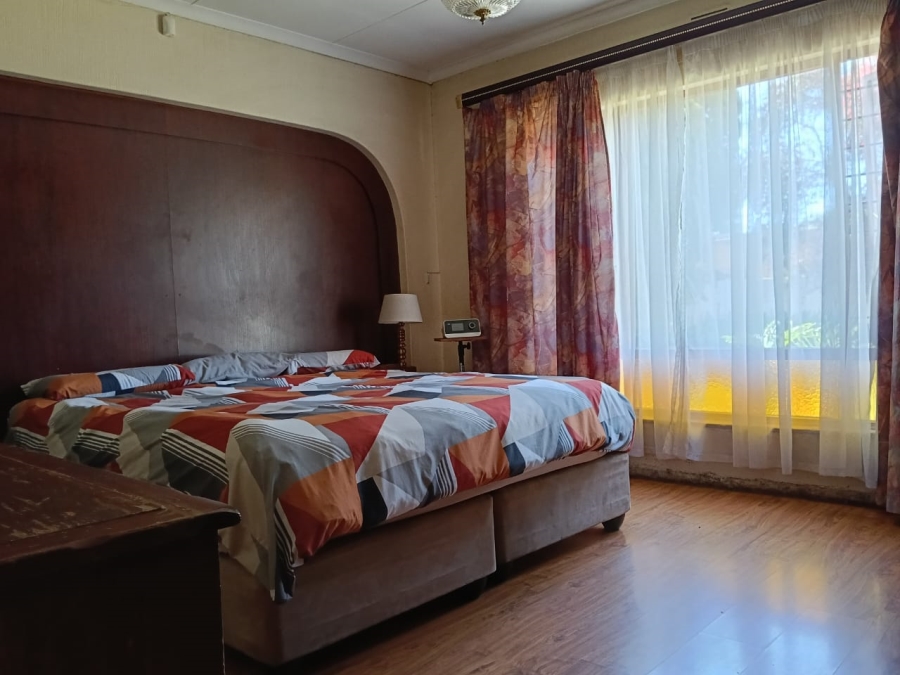 5 Bedroom Property for Sale in Helikonpark Gauteng