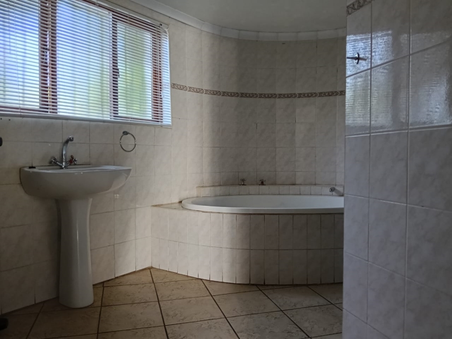 5 Bedroom Property for Sale in Helikonpark Gauteng