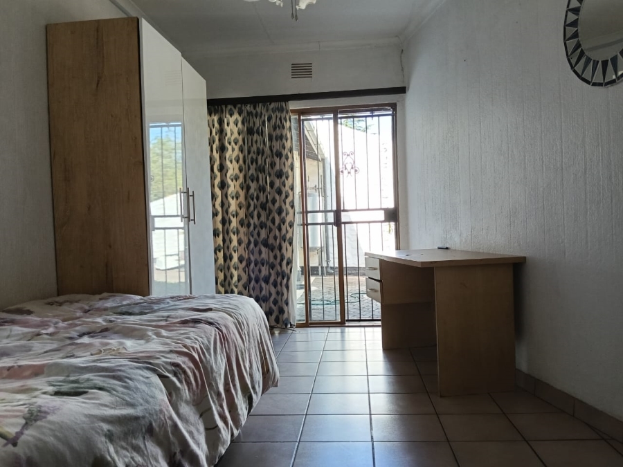 5 Bedroom Property for Sale in Helikonpark Gauteng