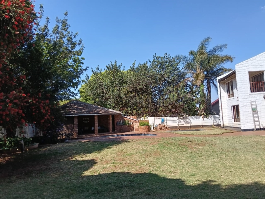 5 Bedroom Property for Sale in Helikonpark Gauteng