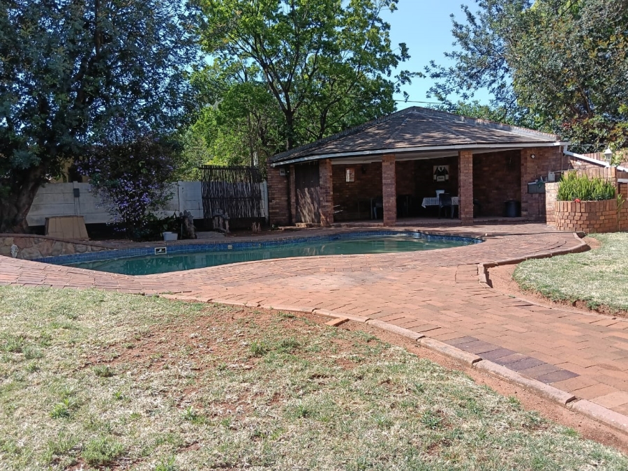 5 Bedroom Property for Sale in Helikonpark Gauteng
