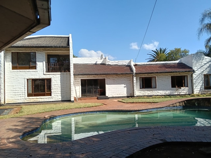 5 Bedroom Property for Sale in Helikonpark Gauteng