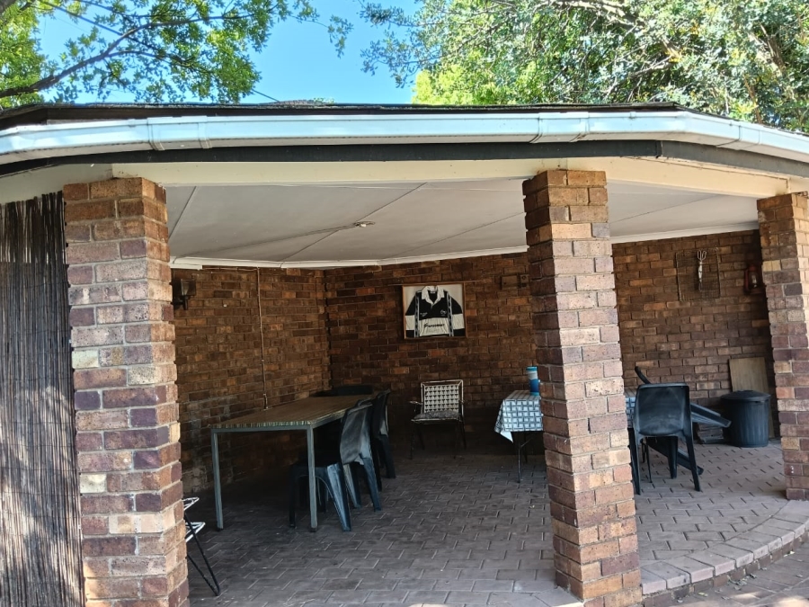 5 Bedroom Property for Sale in Helikonpark Gauteng