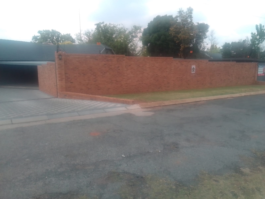 6 Bedroom Property for Sale in Discovery Gauteng